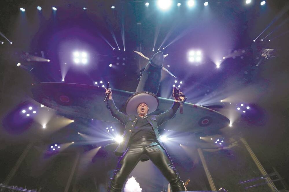 Bruce Dickinson fue el piloto que llevó a los fans al cielo y de regreso durante el concierto. Fotos: GERMÁN ESPINOSA. EL UNIVERSAL