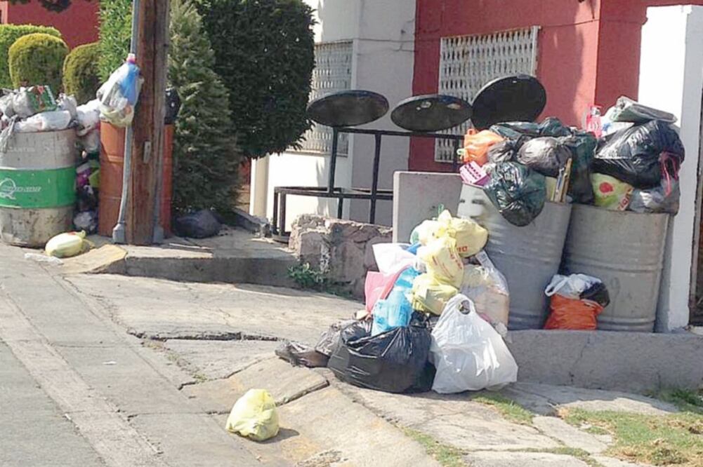 En un recorrido realizado por EL UNIVERSAL se observó la proliferación de desechos en esquinas, banquetas y lotes baldíos de colonias del municipio naucalpense. (ESPECIAL)