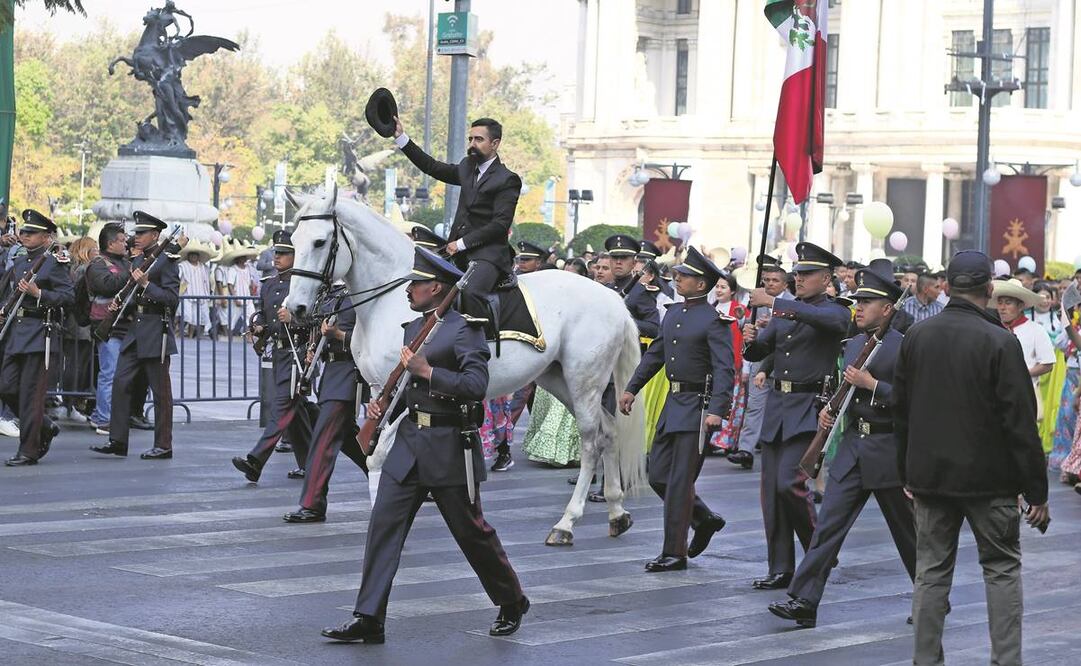  Un hombre representó al presidente Francisco I. Madero en el recorrido de la marcha. 