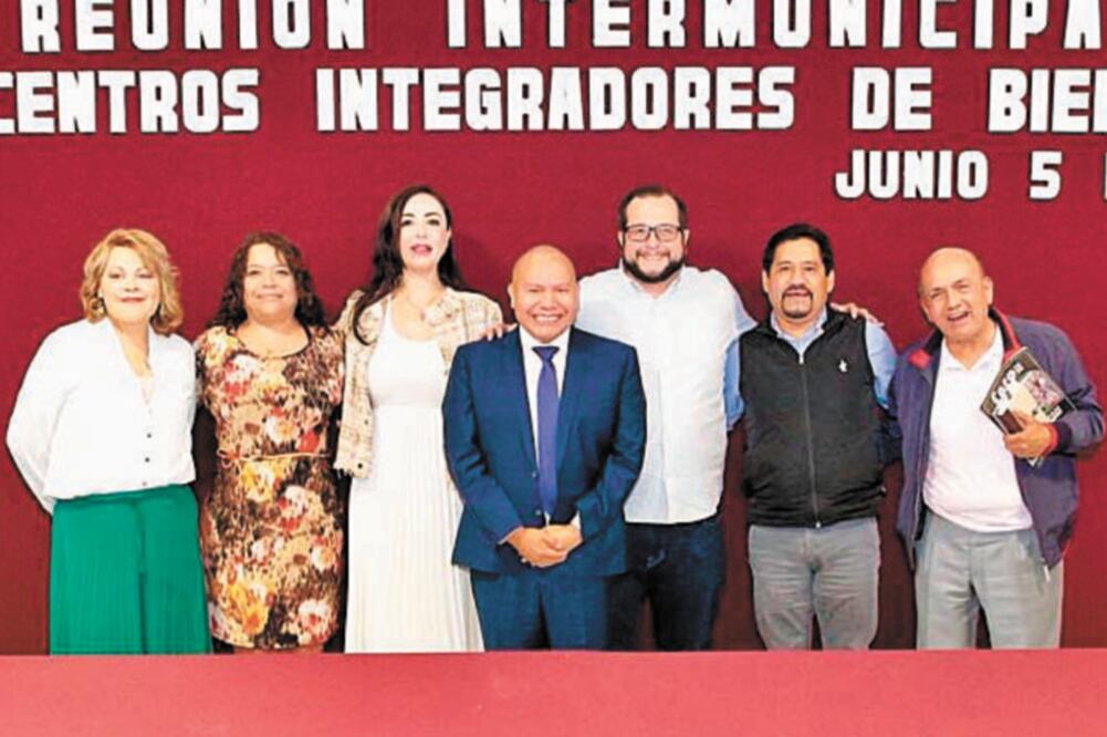Apoyo. José Ramón López Beltrán (segundo de der. a izq.), dijo antes de entrar a la reunión: “Vengo como amigo, como ciudadano”. Foto: ESPECIAL
