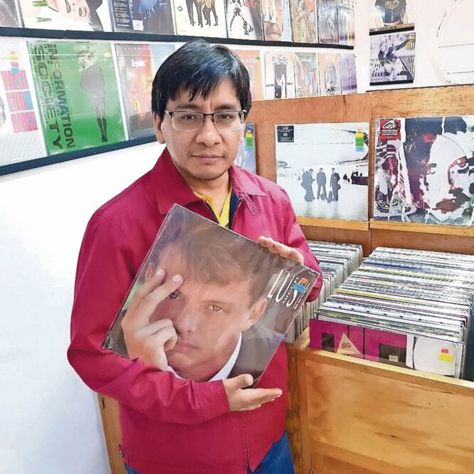 Eduardo tiene discos del intérprete, en diferentes formatos. Jesús Díaz