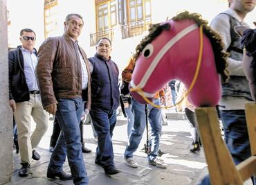 Frenan, por ahora, sanción a "El Bronco" por uso de firmas