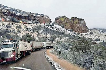 Nevada deja varados a autos; prevén más frío en el país