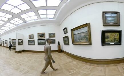 Hombre semidesnudo exhibe arte en una galería de Moscú 