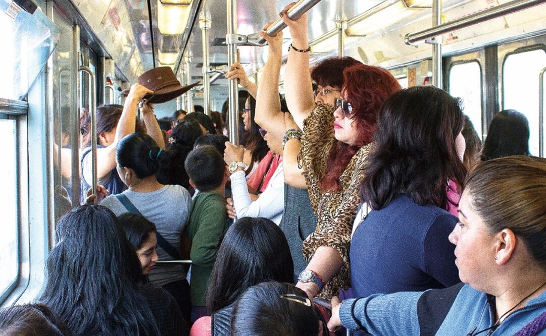 En el transporte público capitalino, esencialmente en el Metro y Metrobús, se designan asientos reservados, pero el incremento de usuarios, en ocasiones, impide que estos lugares sean respetados. Foto: Archivo/EL UNIVERSAL 