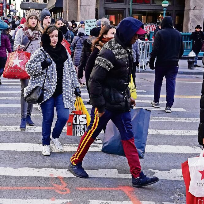 Consumidores caminan por las calles de Nueva York durante el día de compras del Viernes Negro. CARLO ALLEGRI. REUTERS