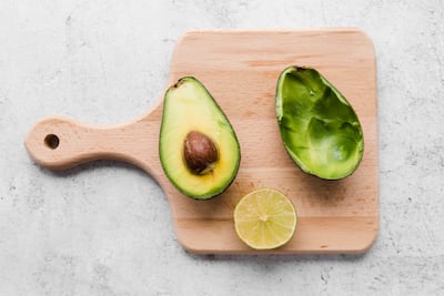 Cómo aprovechar la cáscara y el hueso del aguacate en la cocina
