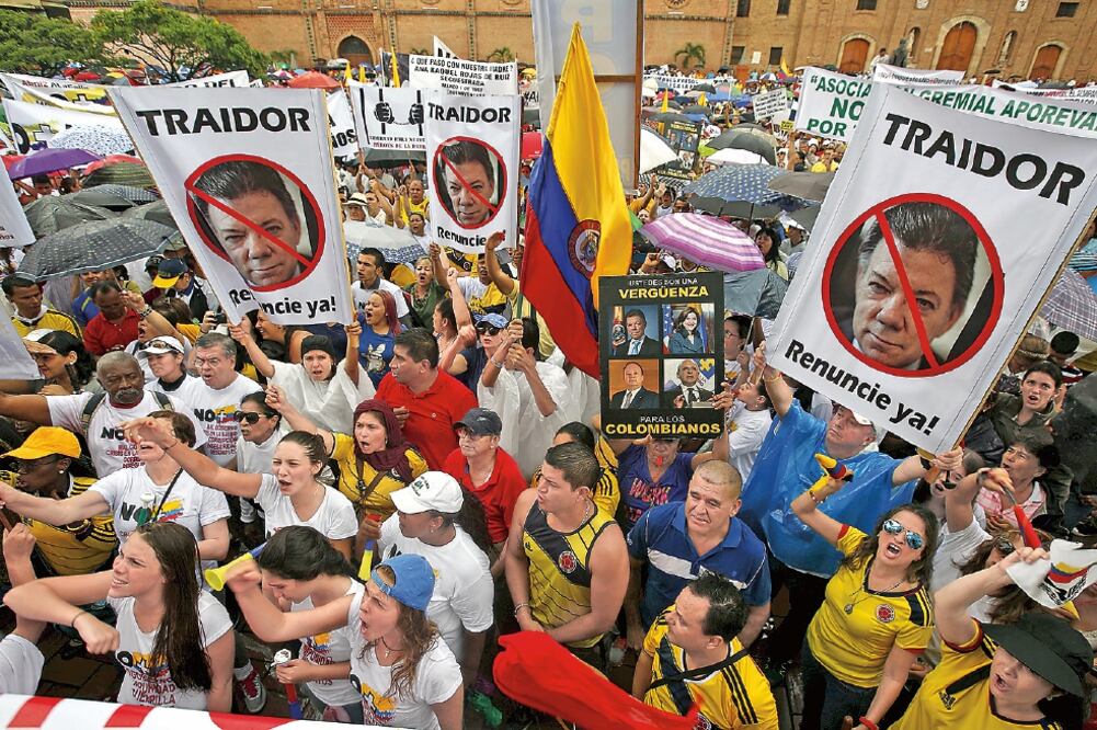 En Cali, los manifestantes exigieron que no queden en la impunidad los crímenes cometidos por las FARC. JAIME SALDARRIAGA. REUTERS