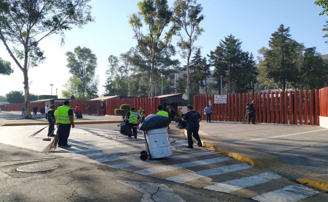 Personal de limpieza de la propia Cámara de Diputados realiza labores de limpieza. Foto: Horacio Jiménez/ EL UNIVERSAL