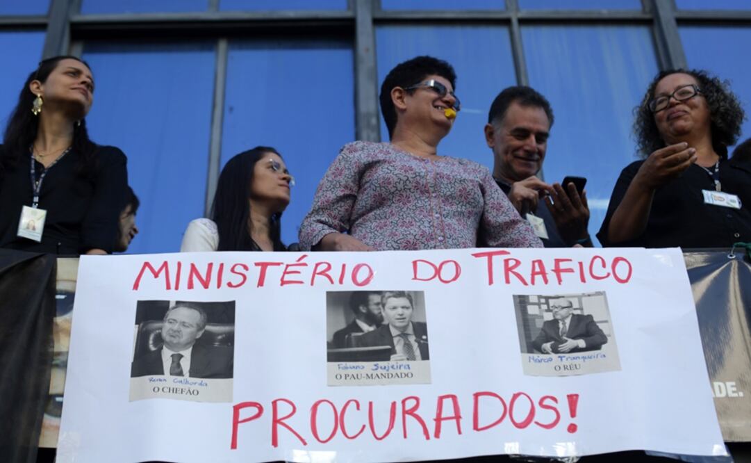 Decenas de afiliados al sindicato que agrupa a los trabajadores de ese ministerio se manifestaron hoy en Brasilia para exigirle al presidente interino, Michel Temer, la destitución de Silveira (Foto: AP)