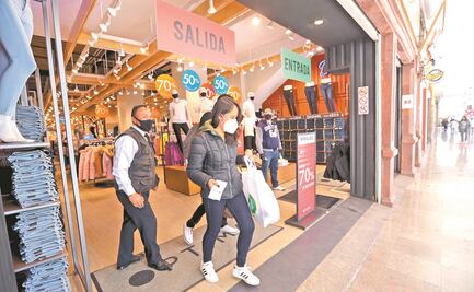 Hacen largas filas para entrar a plazas en Edomex