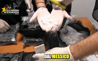 VIDEO: Detienen en Roma a 2 mexicanos por tráfico de metanfetamina; droga iba oculta en maletas con doble fondo