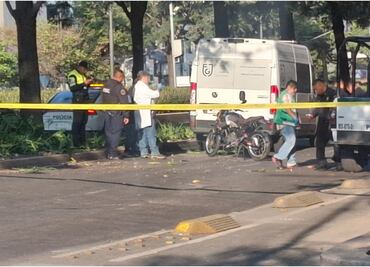 Motociclistas pierden la vida tras derrapar sobre avenida Chapultepec; accidente provoca tráfico en la zona
