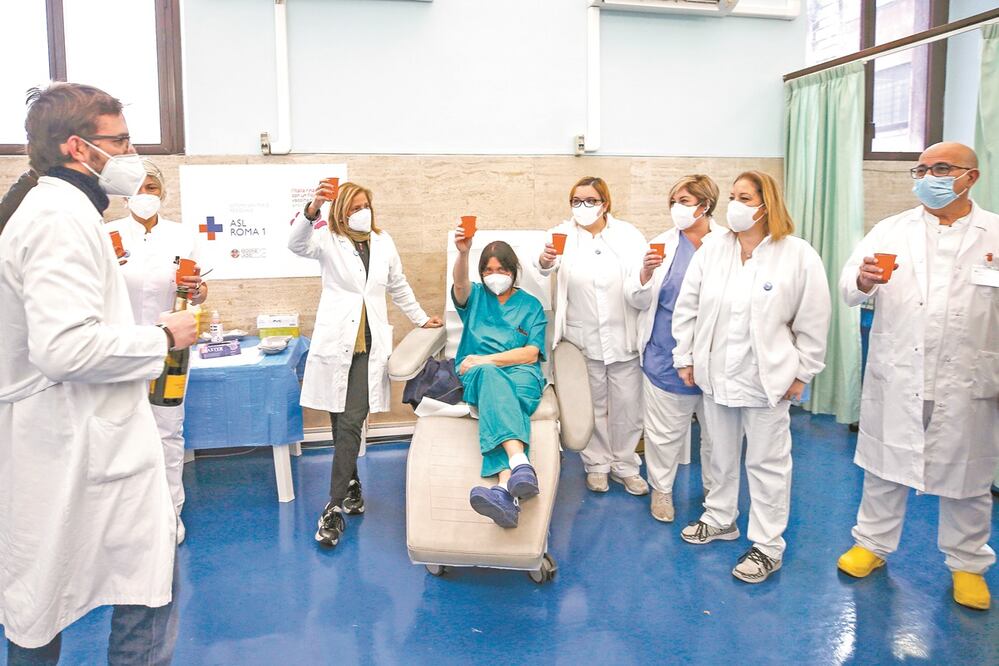 Personal médico brindó ayer por el Año Nuevo, en un centro de vacunación en Roma. Foto: CECILIA FABIANO. AP