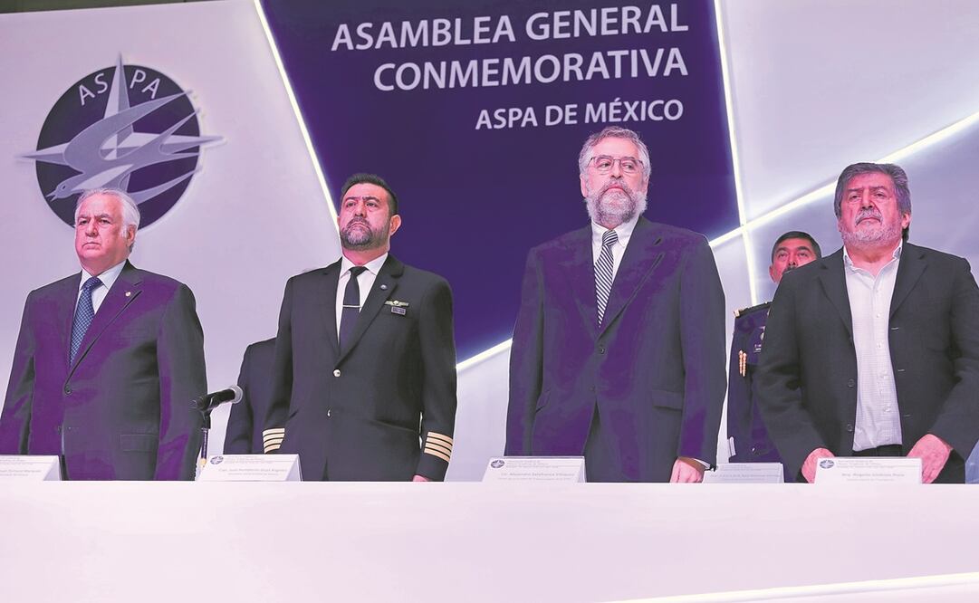 Miguel Torruco Marqués, titular de la Sectur; José Humberto Gual, secretario de la ASPA; Alejandro Salafranca, de la STPS, y Rogelio Jiménez Pons, subsecretario de la SICT, en la 65 asamblea de la ASPA. 