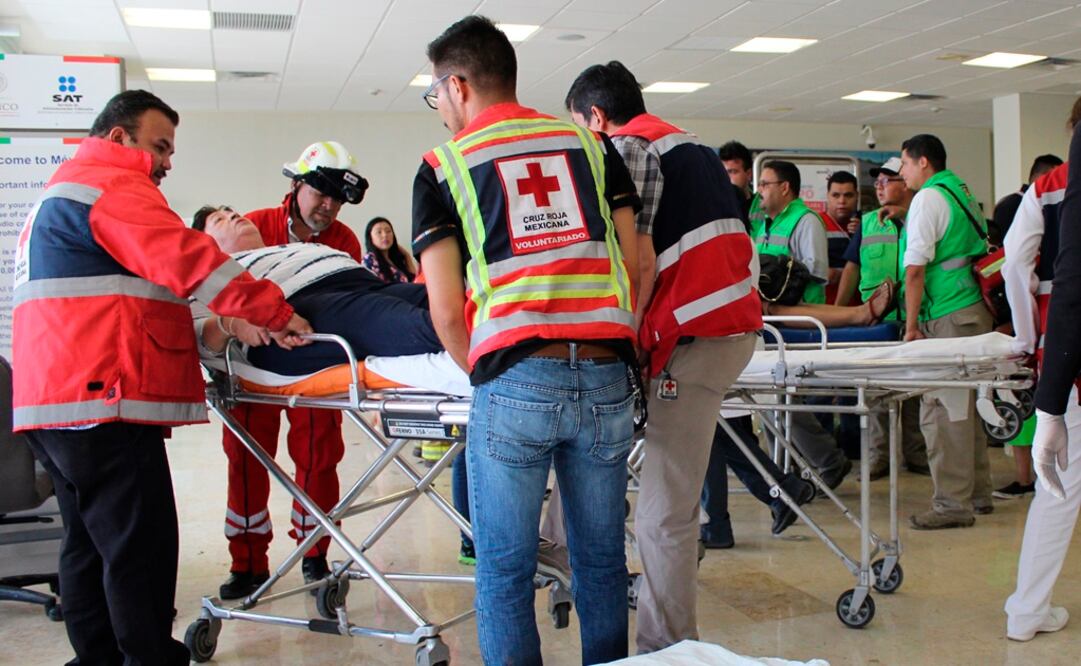 Pasajeros atendidos en el aeropuerto de Durango. Foto: AP
