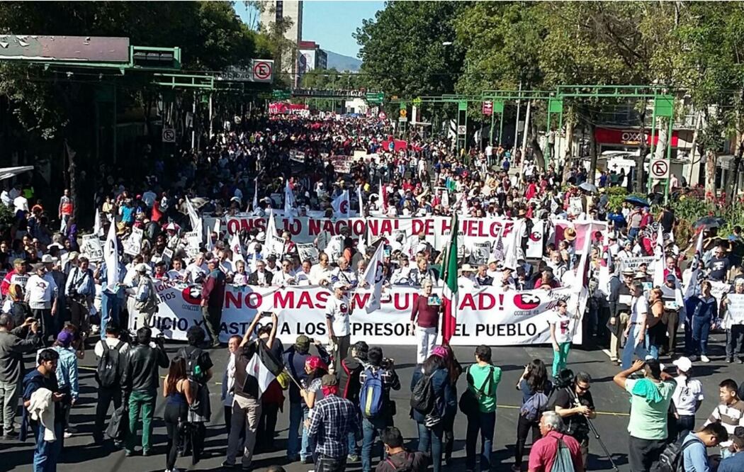 Pasadas las 16:00 horas y con el llamado al cese a la impunidad y a la aplicación de la justicia, inició la marcha conmemorativa de la matanza del 2 de octubre de 1968, que este año se llama “De Tlatelolco a Ayotzinapa”. Foto: Adrián Hernández/EL UNIVERSAL