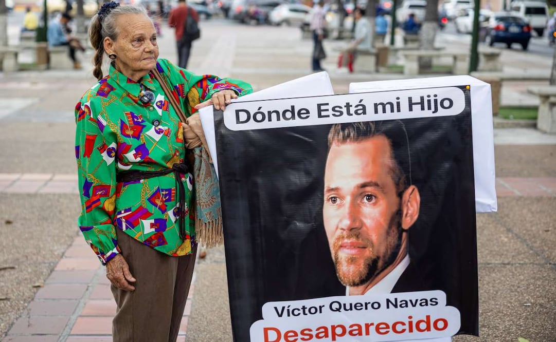 Carmen Navas, la madre de Víctor Hugo Quero Navas, quien fue detenido hace más de un año en Venezuela, sostiene un cartel exigiendo conocer el paradero de su hijo, de 51 años, y comprobar si se encuentra vivo, este lunes en Caracas.  (07/05/26) Foto: EFE
