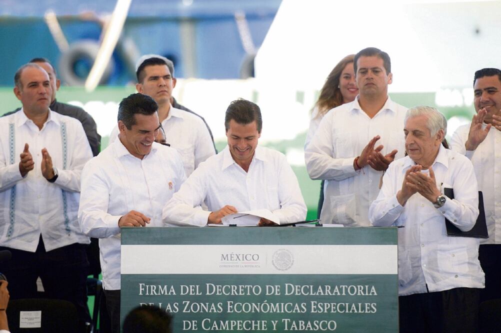El presidente Enrique Peña Nieto firmó la declaratoria de la última zona económica especial para Campeche y Tabasco, a fin de hacer frente a la crisis local provocada por la caída del precio internacional del petróleo. (PRESIDENCIA)