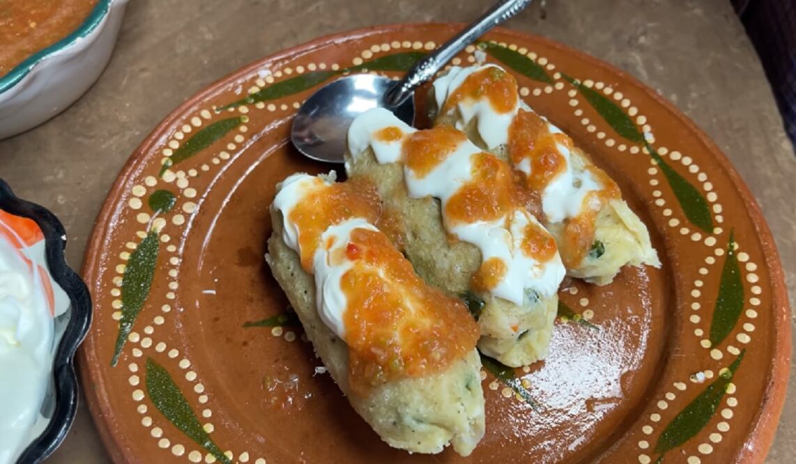 La youtuber Brenda, hija de la famosa cocinera Doña Ángela, enseña a hacer tamales con un reemplazo de las hojas de maíz / Foto: Captura de pantalla La cocina en el Rancho