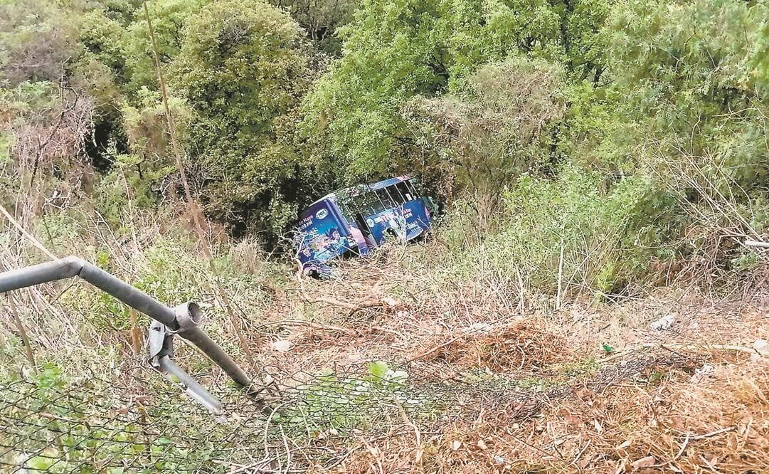 La unidad de transporte cayó a una barranca de 40 metros de profundidad. Foto: ESPECIAL