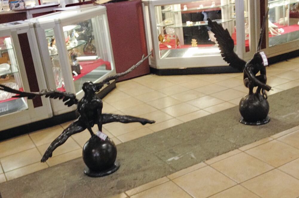 La sucursal de Victoria y Revillagigedo de la institución oferta unas 20 esculturas atribuidas a Jorge Marín, que nunca fueron recuperadas por sus usuarios (JOSÉ JUAN DE ÁVILA. EL UNIVERSAL)