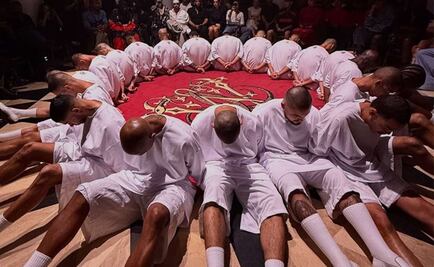 Presentan desfile de moda en París con hombres tatuados e hincados; Bukele arremete y acusa de "glorificar a criminales"