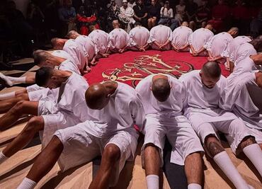 Presentan desfile de moda en París con hombres tatuados e hincados; Bukele arremete y acusa de "glorificar a criminales"