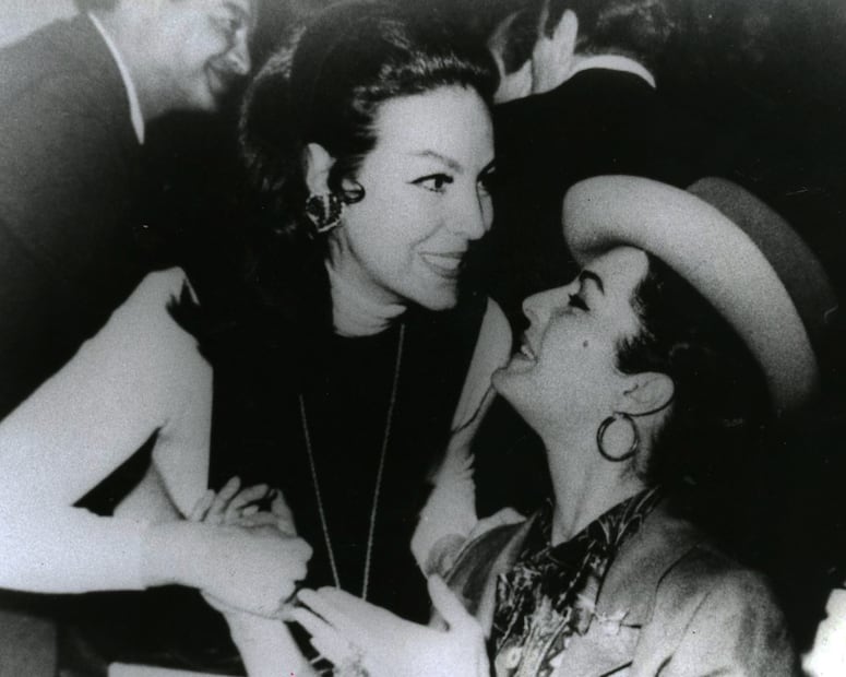 María Félix y Elsa Aguirre, dos de las máximas divas y los rostros más emblemáticos de la Época de Oro del cine mexicano.
Foto: Especial.