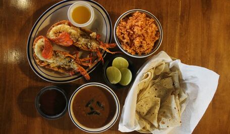 La langosta con arroz y frijolitos que tienes que probar