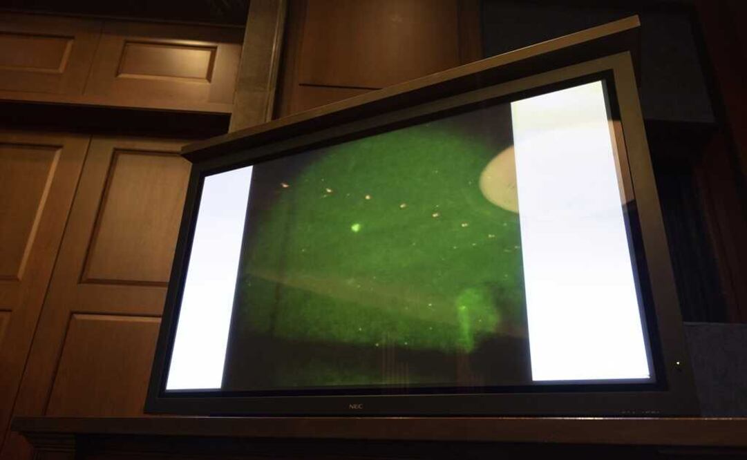 Un 'fenómeno aéreo no identificado', comúnmente conocido como OVNI, se muestra en un monitor de televisión durante una reunión del Comité. Foto: EFE
