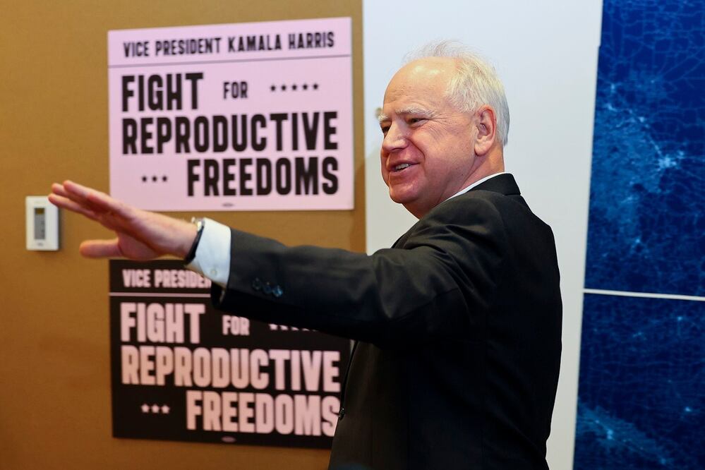 El gobernador de Minnesota, Tim Walz, en un evento de Kamala Harris, en marzo pasado. FOTO: AP