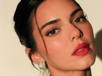 Kendall Jenner se viste de marrón chocolate, tono favorito del otoño