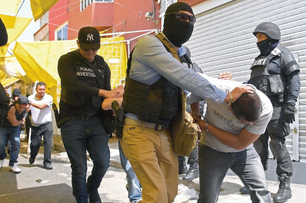 Las cosas decomisadas y las personas arrestadas quedaron a disposición de la agencia 50 del Ministerio Público para deslindar responsabilidades (ARMANDO MARTÍNEZ. EL UNIVERSAL)