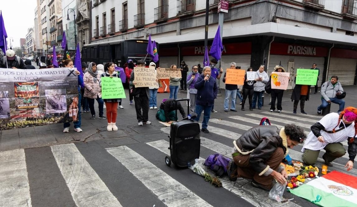 Manifestantes bloquean Pino Suárez contra artículo 60 de desalojos; exigen derecho a la vivienda. Foto: Hugo Salvador