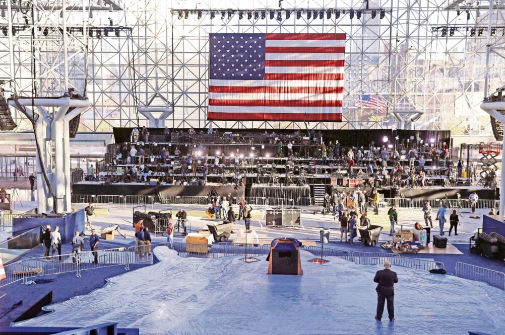 Decenas de personas trabajaban ayer en montar el escenario principal en el Javits Center de Nueva York, donde tendrá lugar la fiesta de Hillary Clinton y el Partido Demócrata tras las elecciones presidenciales de hoy (MATT ROURKE. AP)