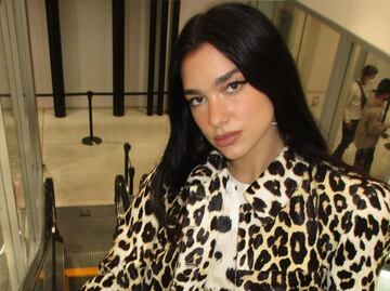 Dua Lipa hipnotiza a sus seguidores con sensual look dorado