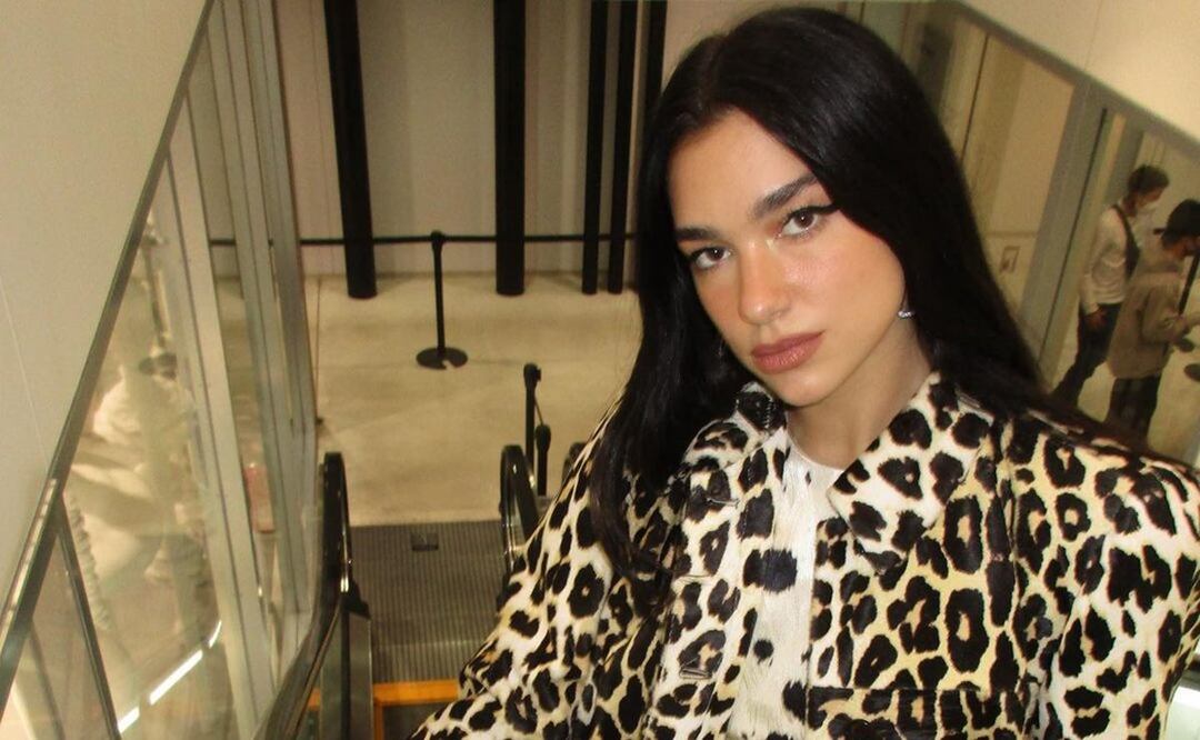 Dua Lipa impacta con un total look dorado de Proenza Shouler / Foto: Instagram @dualipa