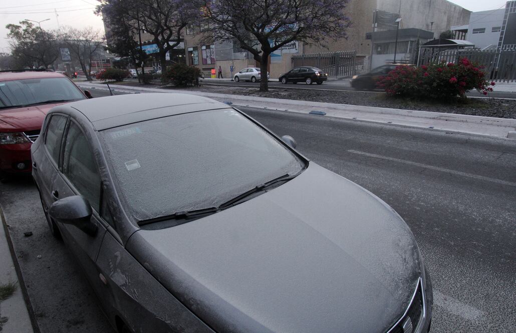 Continúa limpieza de ceniza en aeropuerto de Puebla