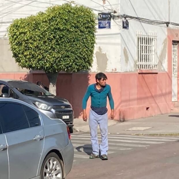 VIDEO. Estremece a vecinos supuesto cadáver embolsado en Cuauhtémoc; solo era un hombre durmiendo
