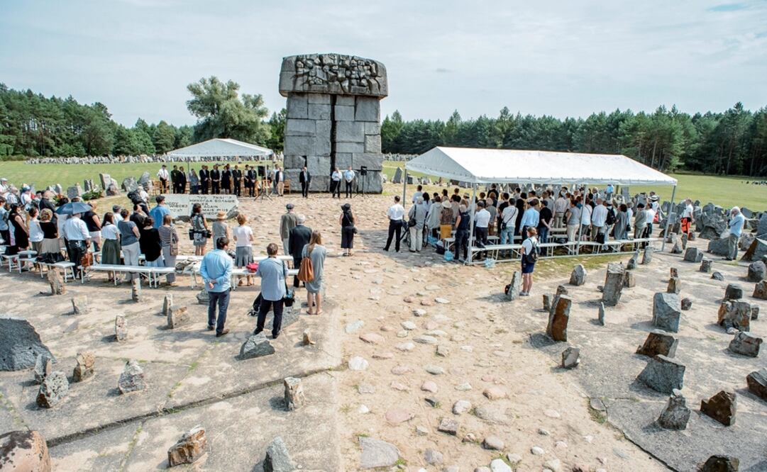 Un grupo de personas participa en un homenaje a las víctimas del Holocausto en el Museo de la Lucha y el Martirio de Treblinka (Polonia). Foto: EFE