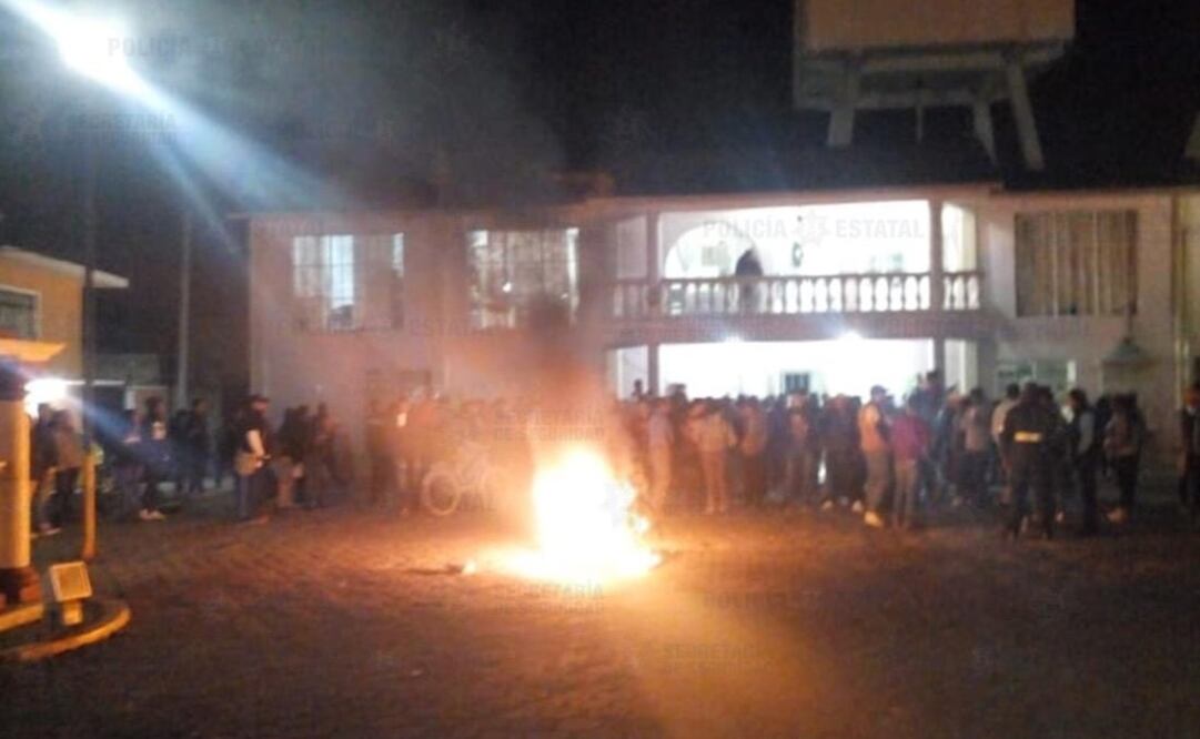 Al arribar a la comunidad, los policías encontraron una motoneta quemada y a los pobladores, quienes comenzaron a agredirlos. Foto: Especial 