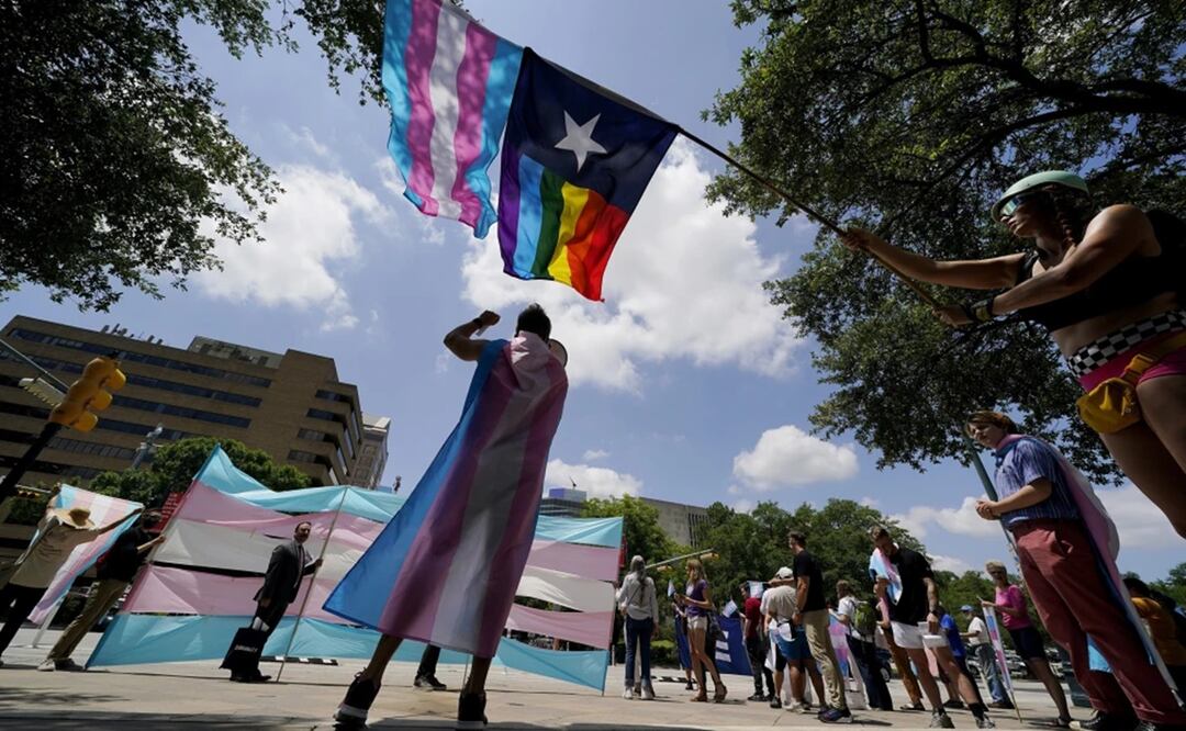 Manifestantes se congregan frente al Capitolio de Texas para protestar por una ley contra la afirmación de género que está siendo abordada en ambas cámaras del Congreso de estatal. Foto: AP