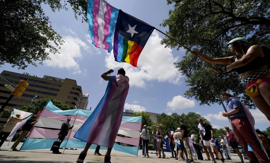 Manifestantes se congregan frente al Capitolio de Texas para protestar por una ley contra la afirmación de género que está siendo abordada en ambas cámaras del Congreso de estatal. Foto: AP