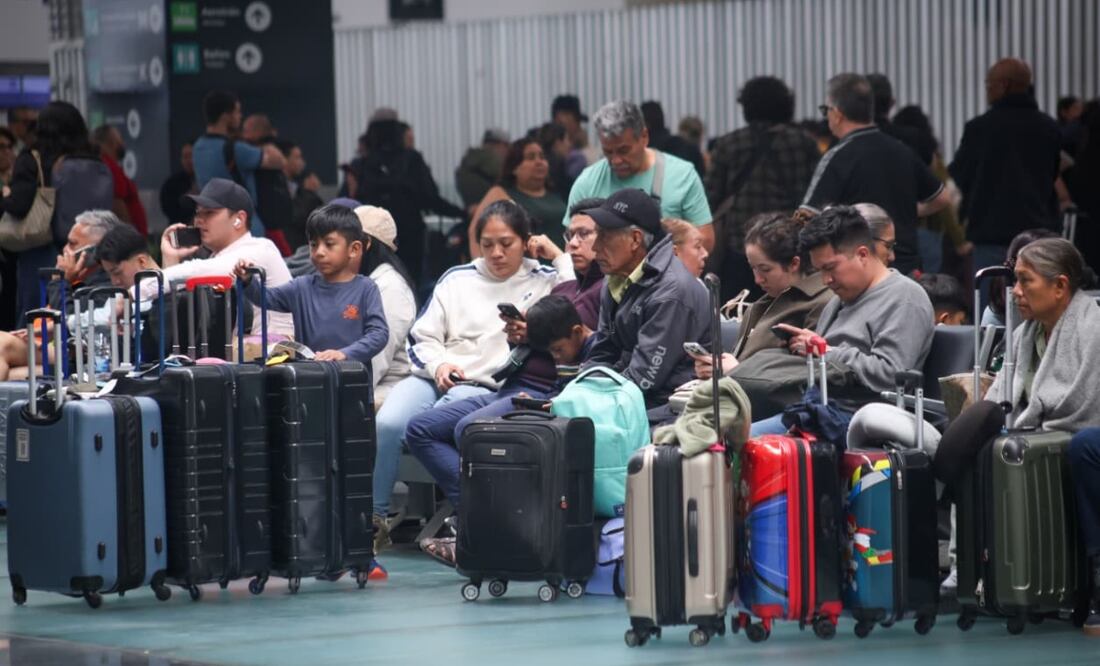 Las fuertes lluvias han provocado el cierre de operaciones en el AICM; más de 19 mil pasajeros resultaron afectados. Foto: Luis Camacho