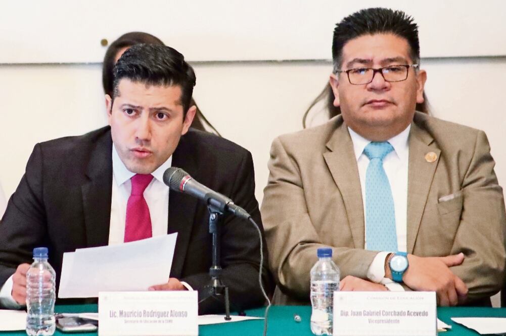 Mauricio Rodríguez, secretario de Educación, y Juan Gabriel Corchado Acevedo, vicepresidente de la Comisión de Educación de la Asamblea (ARIEL OJEDA. EL UNIVERSAL)