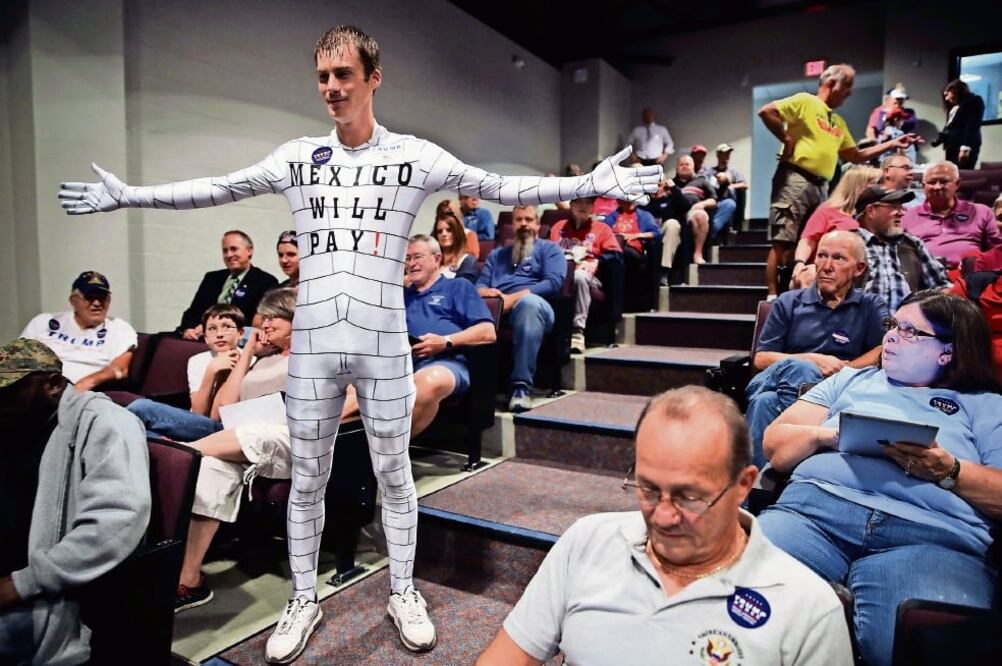 Un hombre muestra su apoyo a Donald Trump con un traje de “mu ro”, como el que promete construir el candidato republicano en la frontera con México (SCOTT MORGAN. REUTERS)