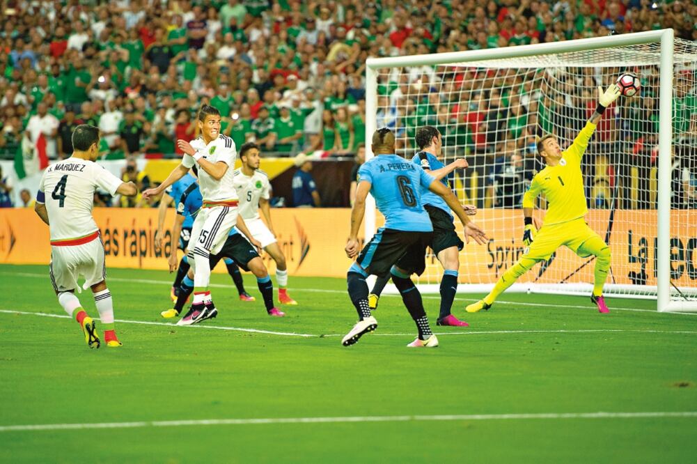 Rafael Márquez logró un potente disparo que el portero uruguayo Fernando Muslera no logró detener, para el 2-1 a favor del Tri (ETZEL ESPINOSA. IMAGO7)