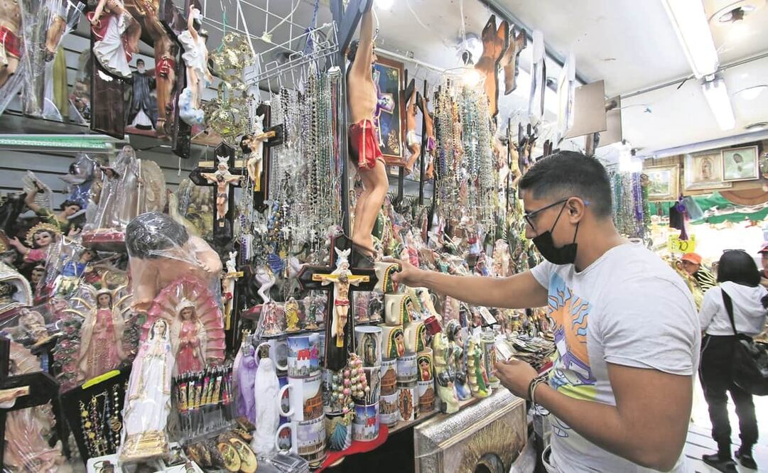 Comerciantes destacan que una veladora que costaba 10 pesos para el 12 estará en 18 o 20 pesos, y la Virgen de Guadalupe de 100 a 120. Foto: Carlos Mejía. EL UNIVERSAL