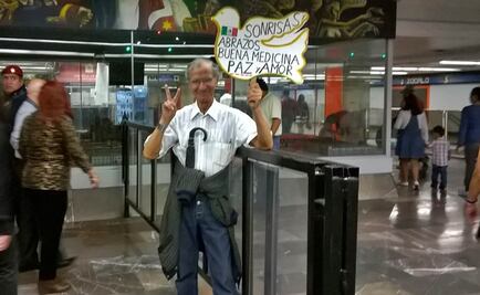 Hombre de 80 años regala abrazos en el Metro
